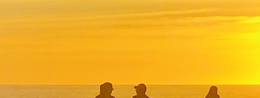 Sonnenuntergang, Kapstadt, Menschen am Strand, goldenes Licht