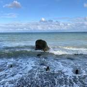 Fels, Brandung, Horizont, blauer, Himmel, Segelboot, Weisse Segel, Monolith, Kiesstrand, Gischt