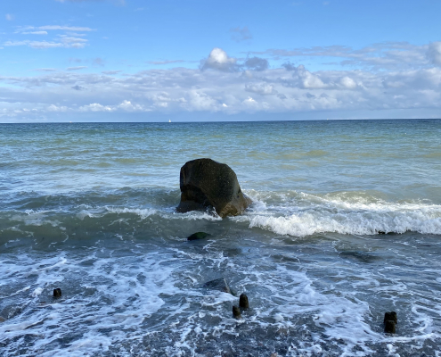 Fels, Brandung, Horizont, blauer, Himmel, Segelboot, Weisse Segel, Monolith, Kiesstrand, Gischt